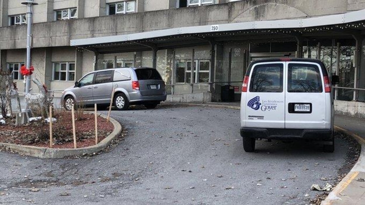 Une camionnette d'un service de pompes funèbres devant le CHSLD Sainte-Dorothée, à Laval.