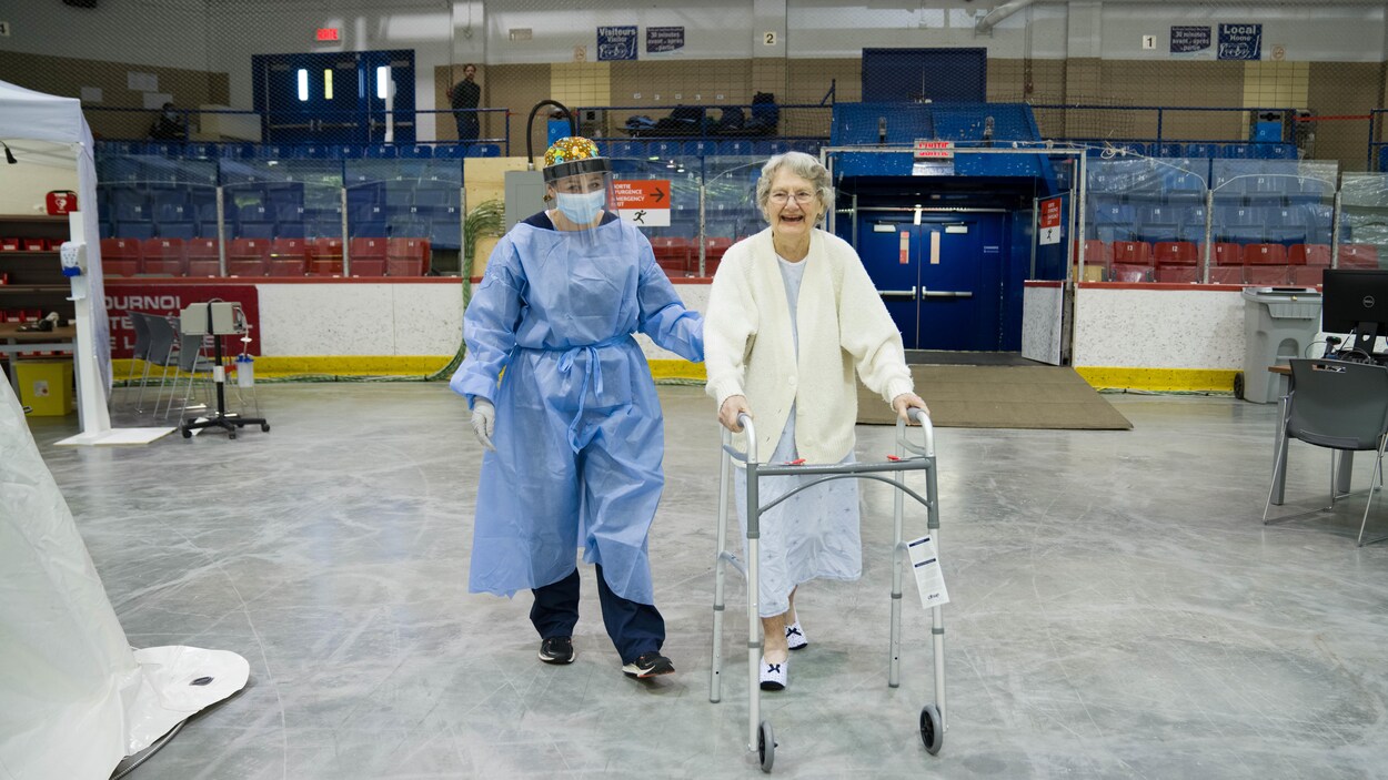 Edythe Wilson, une patiente infectée par le coronavirus, marche sur la patinoire de l'aréna Jacques-Lemaire.