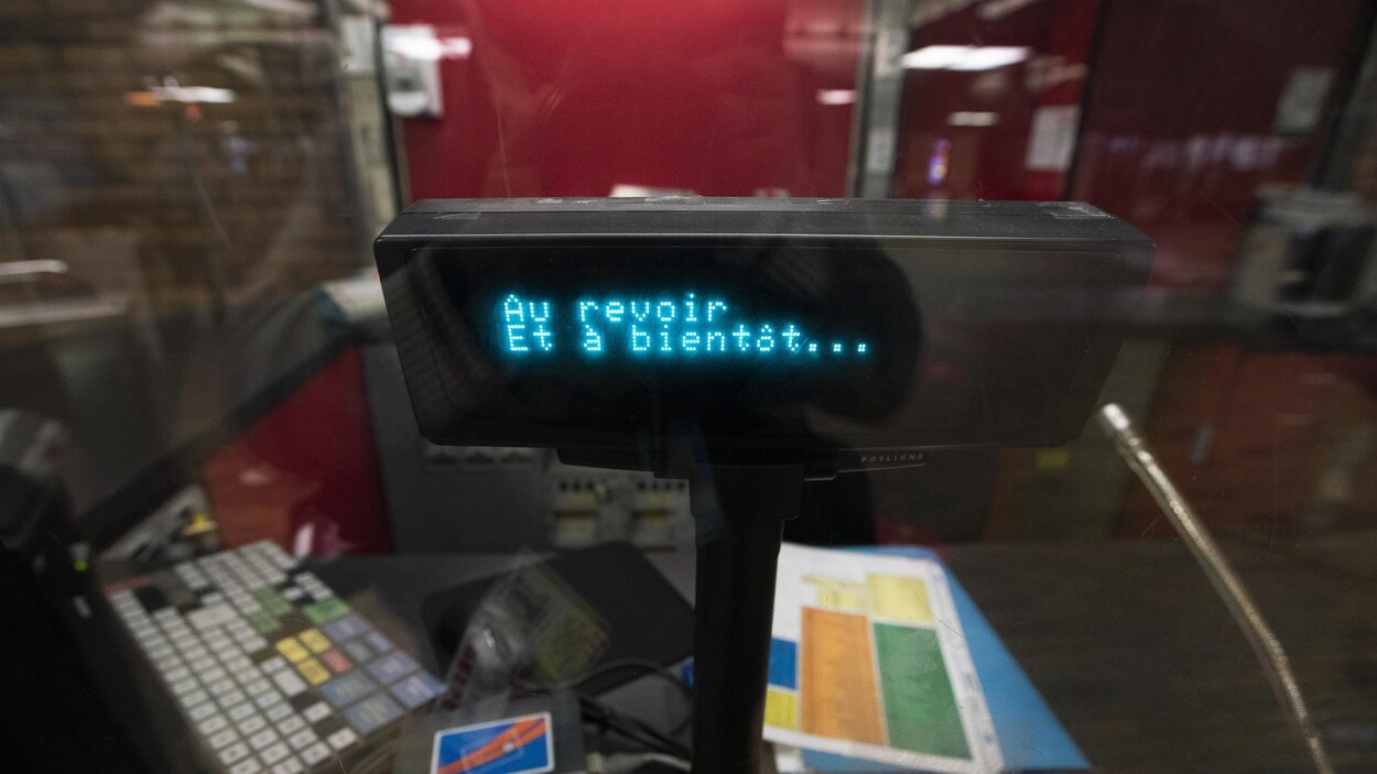 Une cabine de vente fermée dans le métro de Montréal.