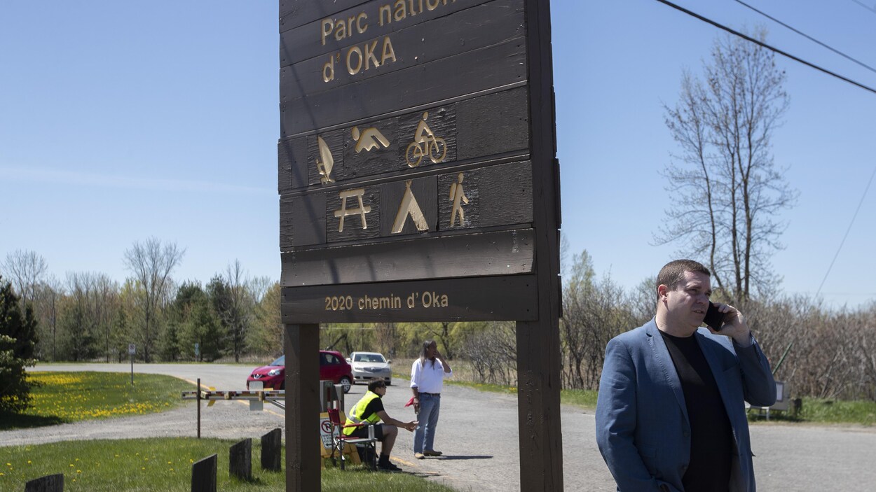 Le maire d'Oka Pascal Quévillon et le grand chef Serge Otsi Simon à l’entrée principale du Parc national d'Oka.