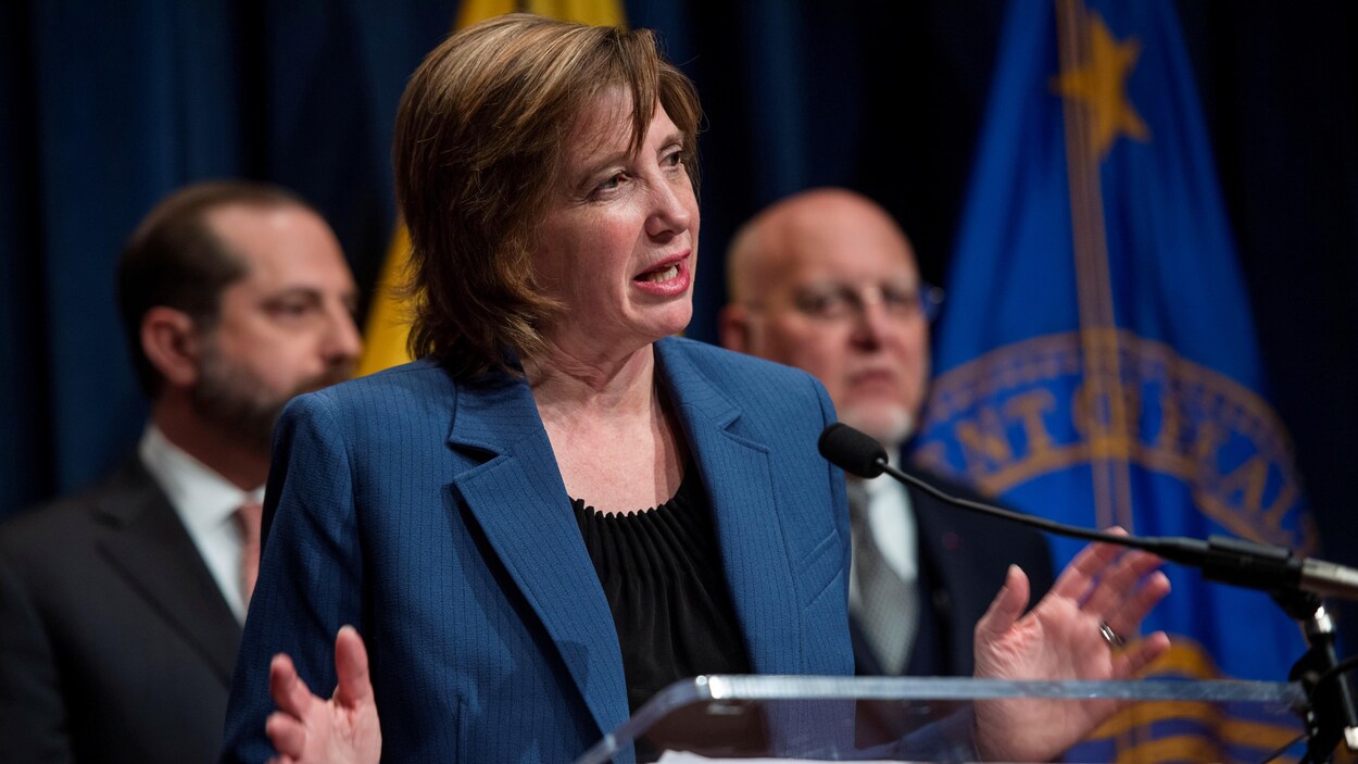À l'avant-plan, la Dre Nancy Messonnier, s'adressant aux médias en compagnie d'autres responsables américains.