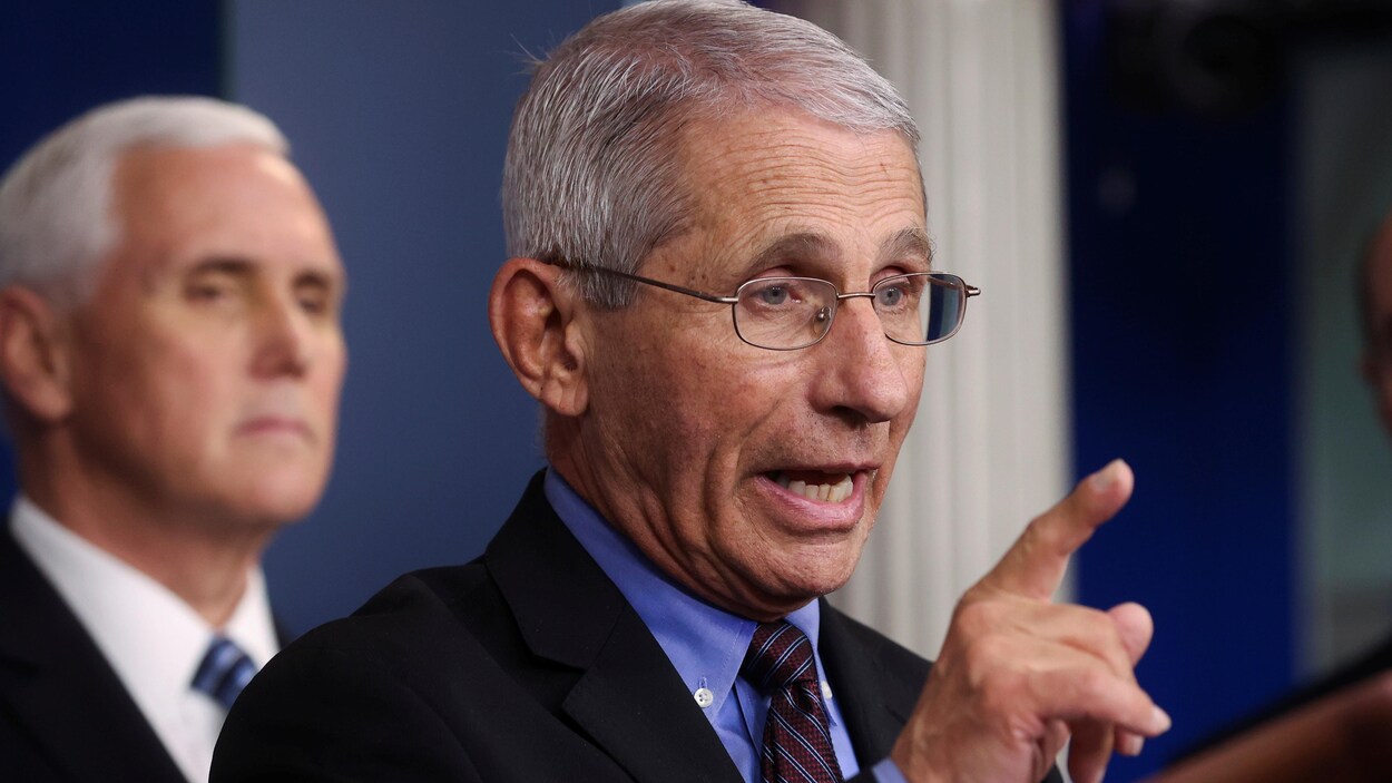 Anthony Fauci lors d'une conférence de presse avec le vice-président américain Mike Pence.