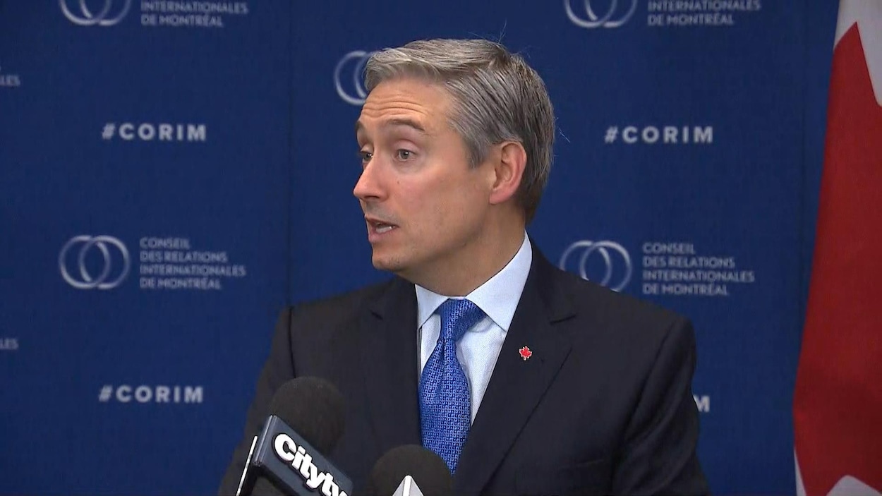 Le ministre Champagne répondant aux questions des journalistes.