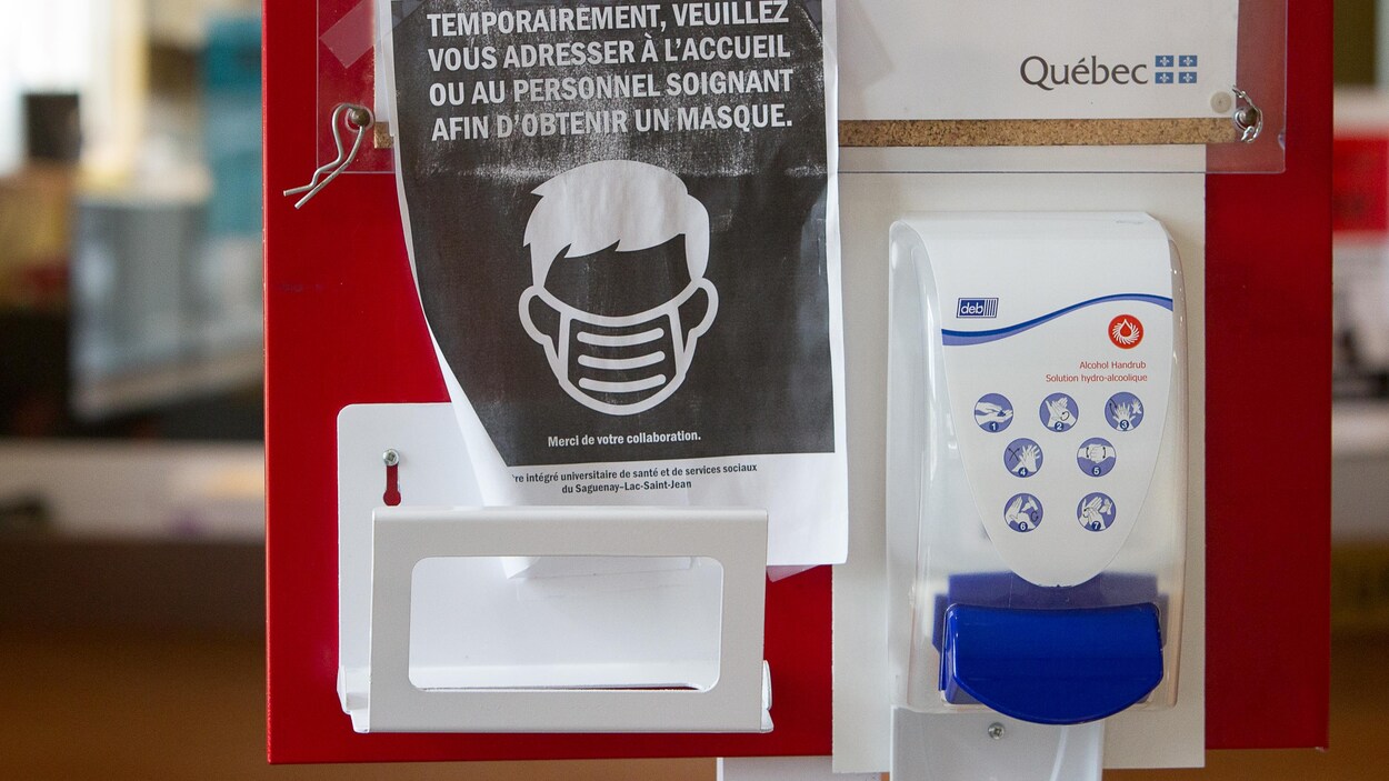 Un distributeur de désinfectant pour les mains à l'entrée de l'hôpital.