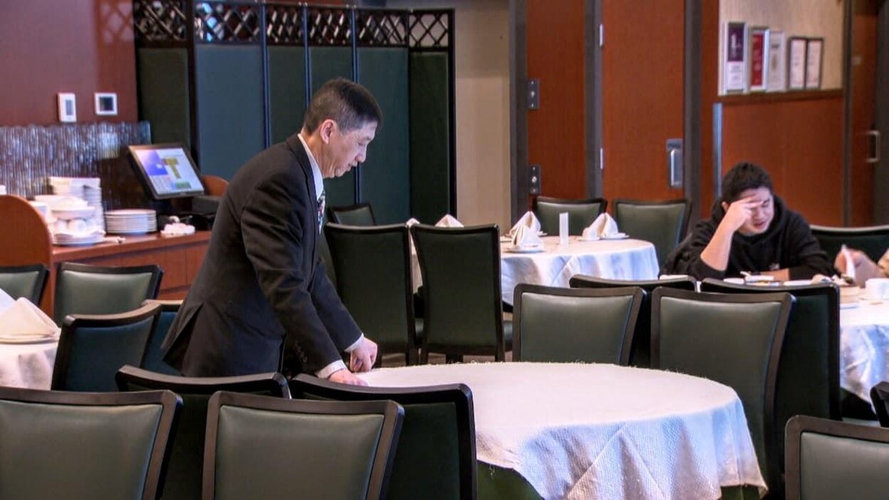 Un serveur prépare une table.