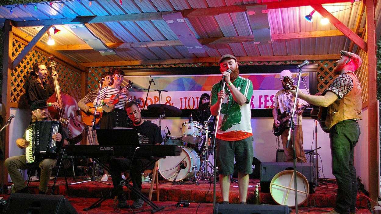 Les artistes qui preste sur la scène du Whoop & Hollar Folk Festival.