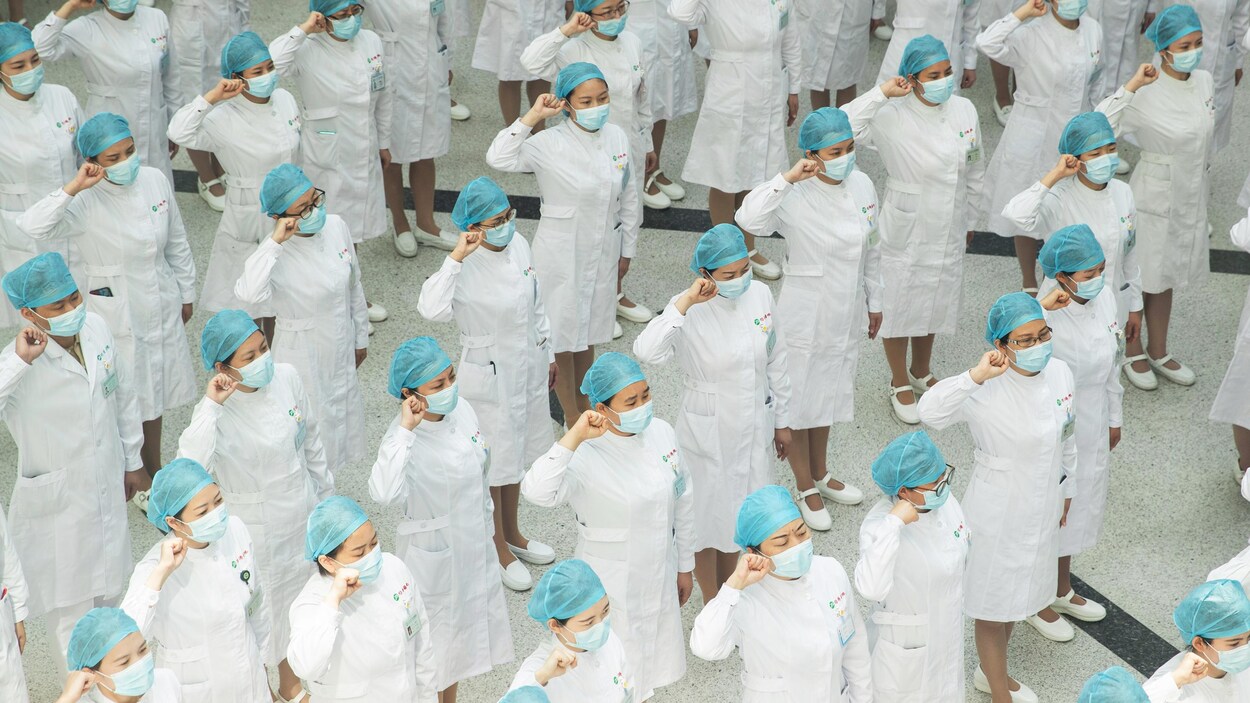 Plusieurs infirmières en rangée dans un hôpital en Chine.