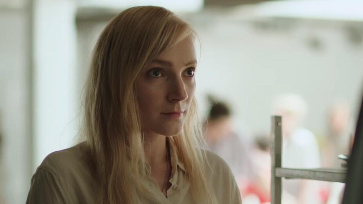 Une femme regarde un homme dans une scène du film Corps et âme Une femme regarde un homme dans une scène du film Corps et âme