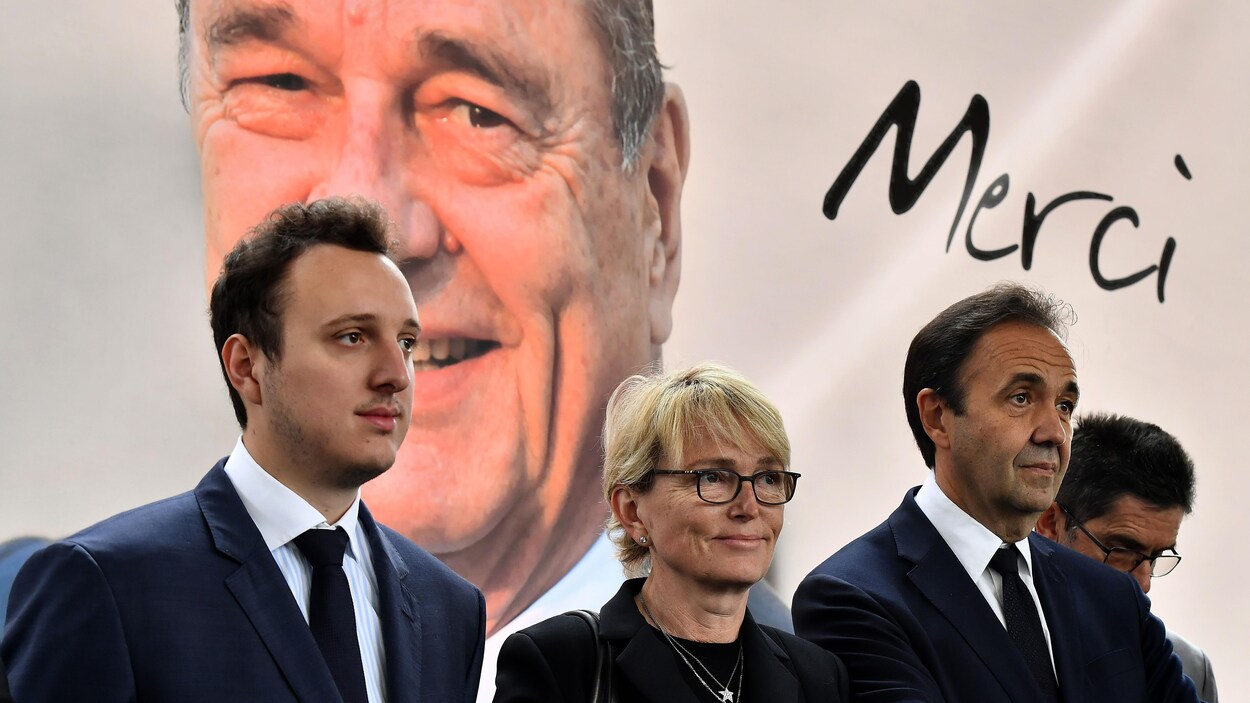 Claude Chirac (centre), fille de Jacques Chirac, son fils Martin Rey-Chirac (gauche) et son époux Frédéric Salat-Baroux assistent au dernier hommage à l'ancien président à Sarran en Corrèze.
