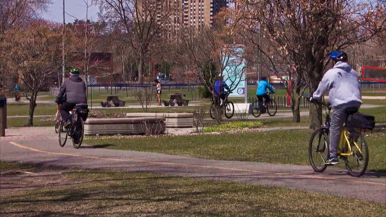 Plusieurs cyclistes circulent au parc Moussette.