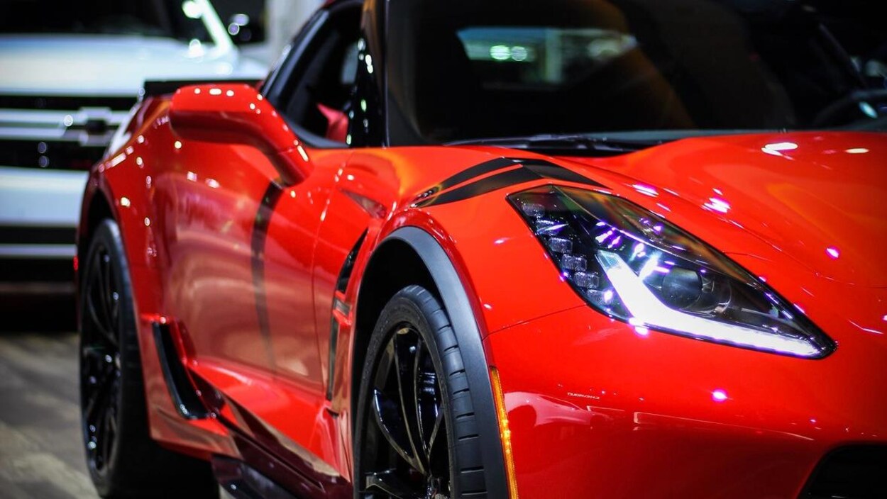 Une Corvette rouge.