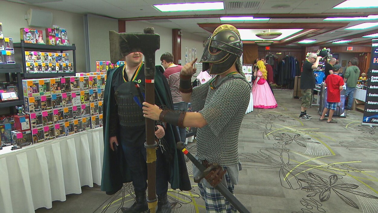 Des hommes costumés sont engagés dans une discussion.
