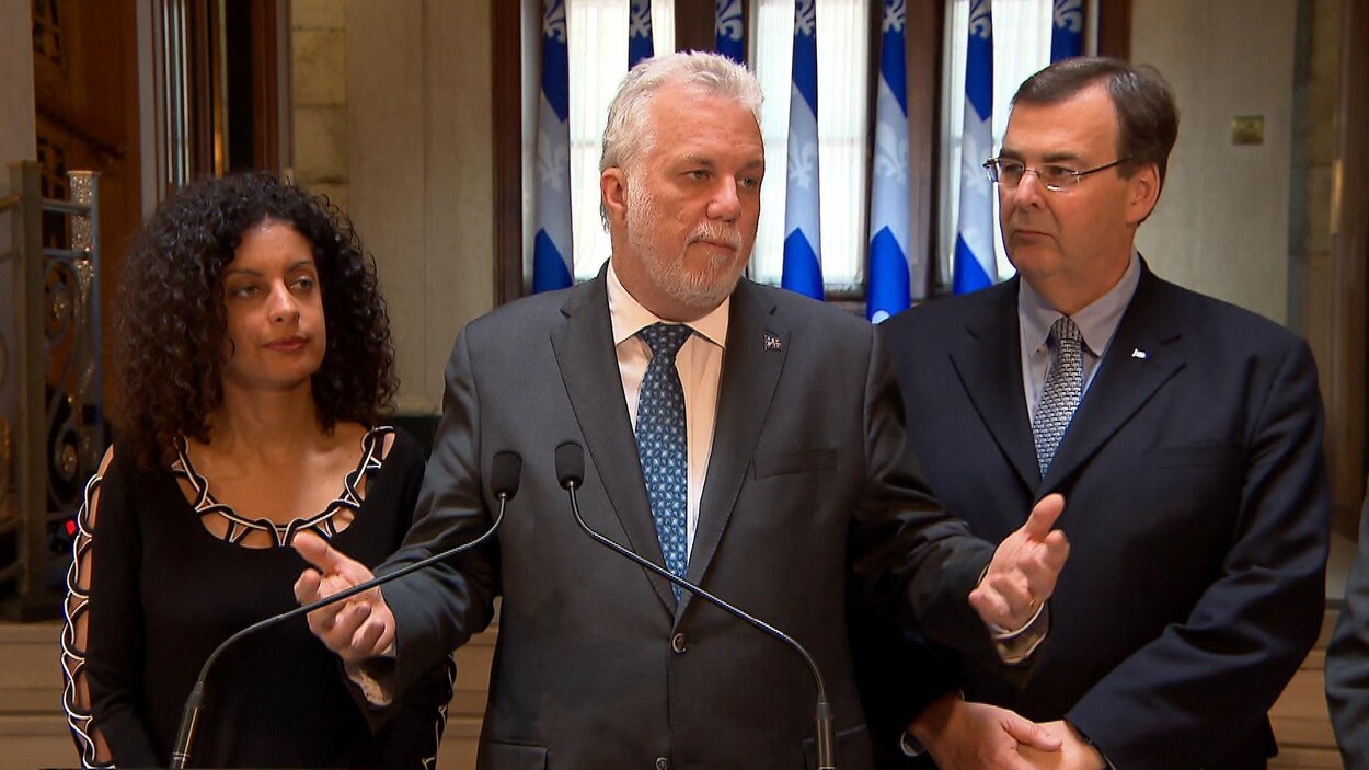 Le premier ministre Philippe Couillard accompagné des ministres Dominique Anglade et François Blais. Le premier ministre Philippe Couillard accompagné des ministres Dominique Anglade et François Blais.