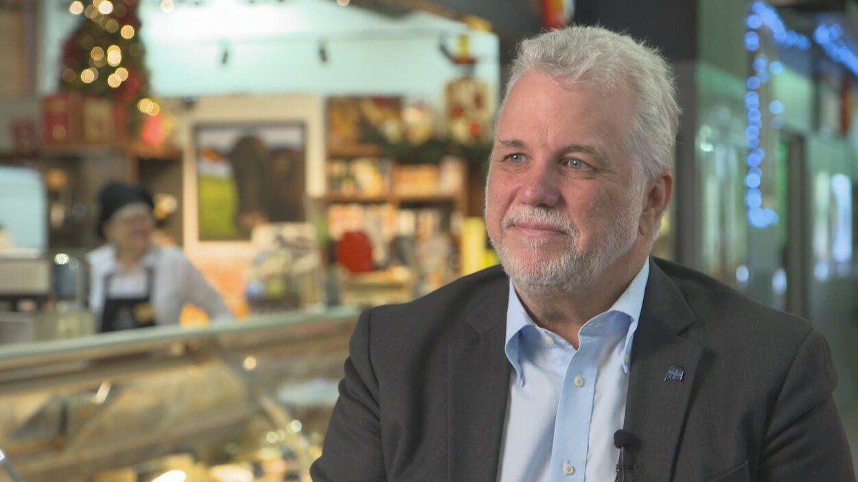On voit M. Couillard parler à la caméra.