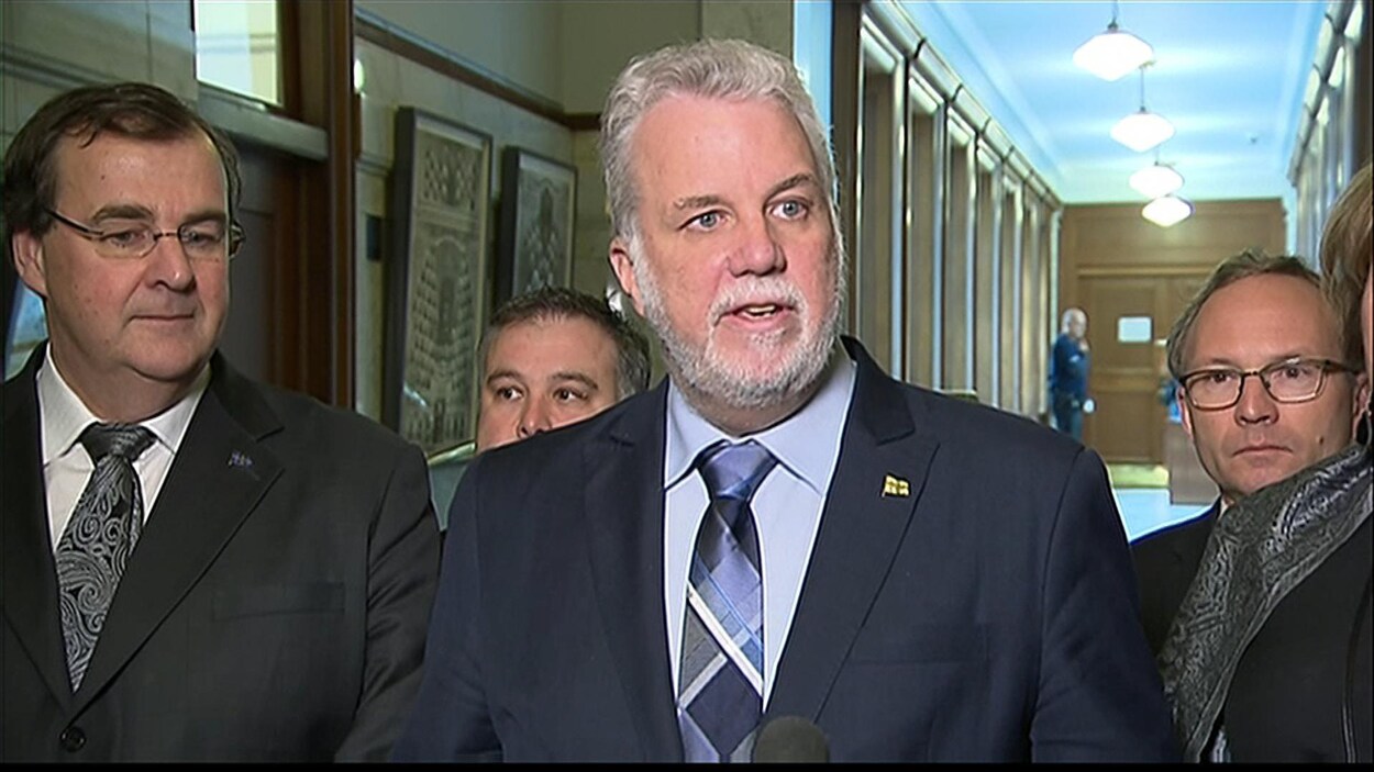 Le premier ministre Couillard entouré de membres de son conseil des ministres Le premier ministre Couillard entouré de membres de son conseil des ministres