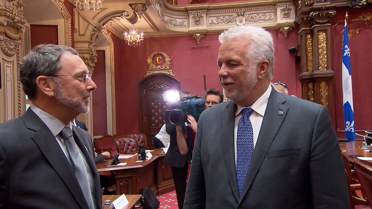 Le premier ministre Philippe Couillard discute avec le PDG du Conseil du patronat Yves-Thomas Dorval.