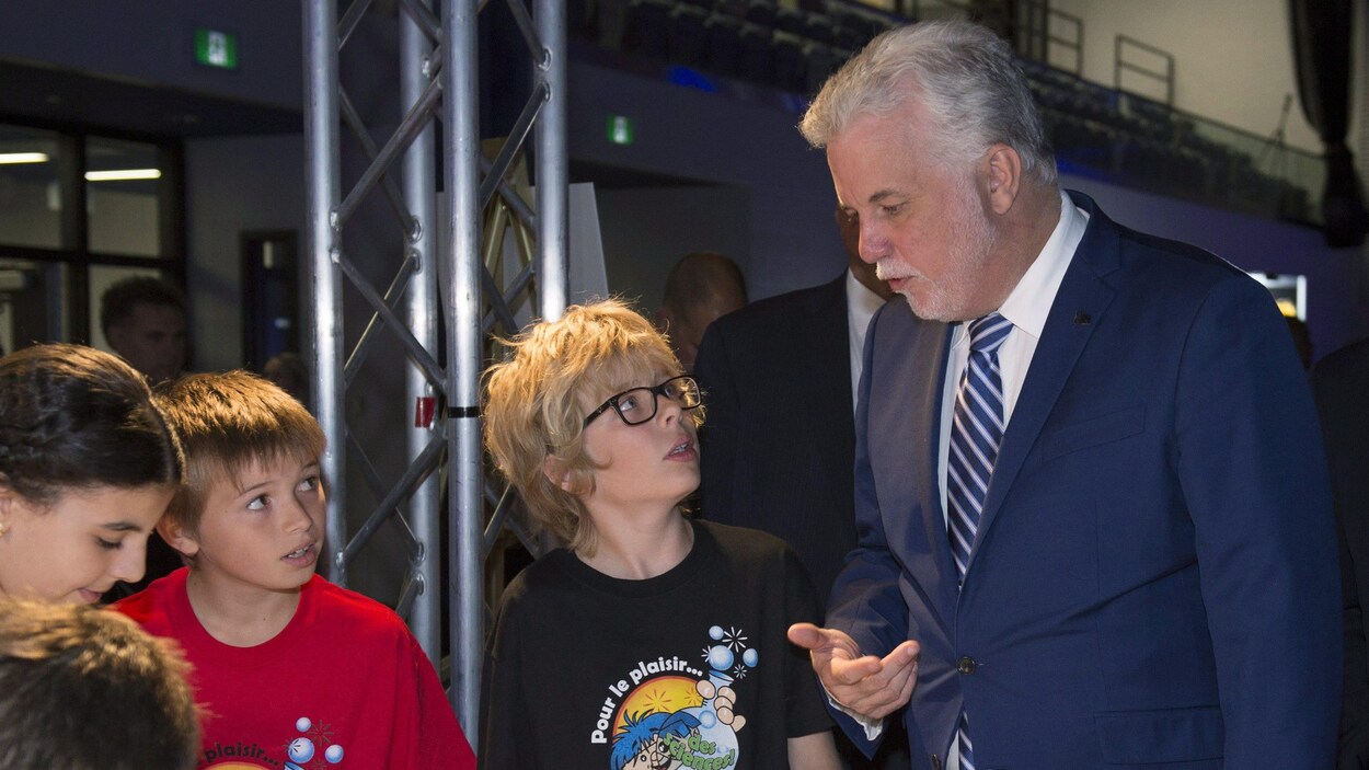 Le premier ministre Couillard avec des élèves lors du lancement de la Politique de la réussite éducative