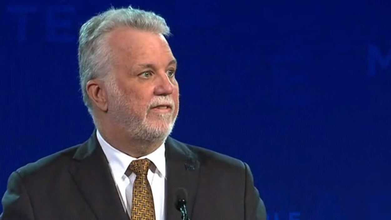 Philippe Couillard s'adresse aux journalistes. Philippe Couillard s'adresse aux journalistes.