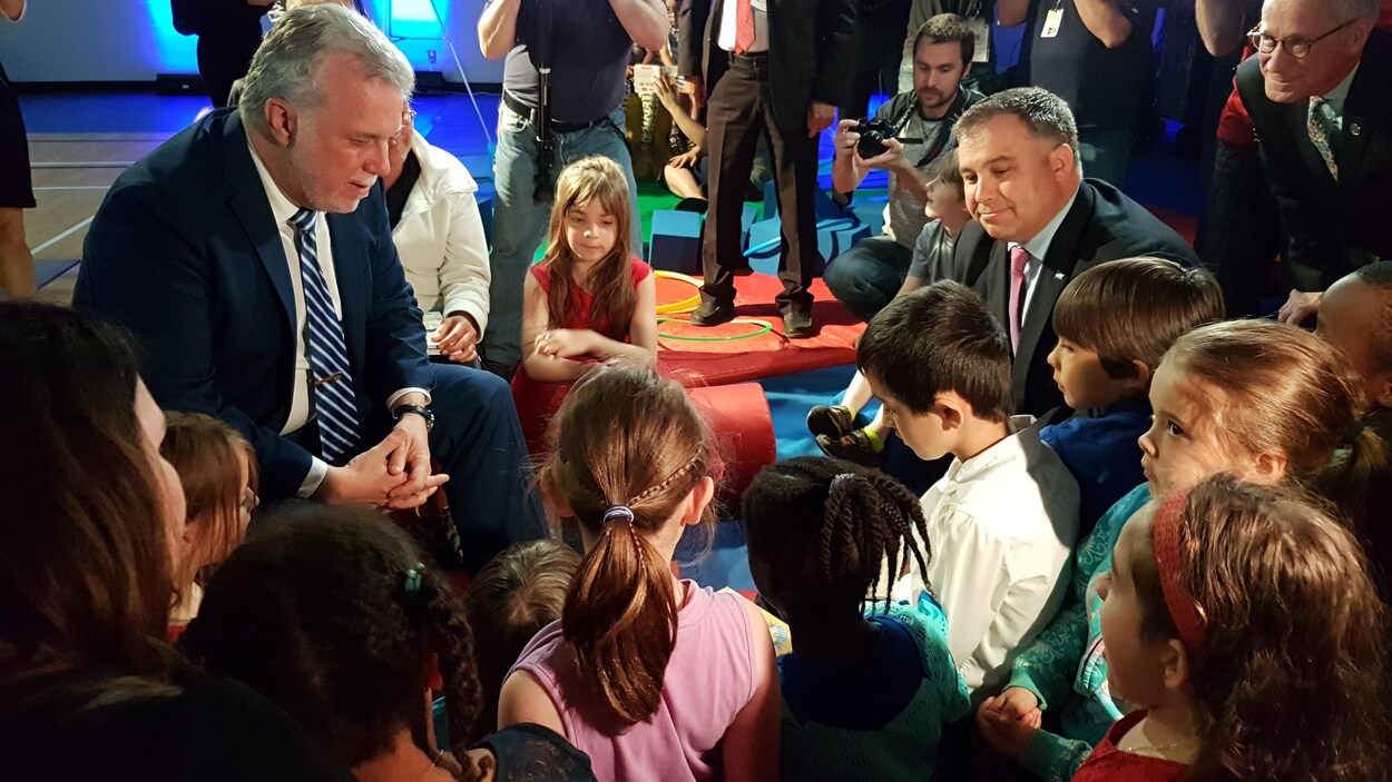 Philippe Couillard et Sébastien Proulx entourés d'enfants
