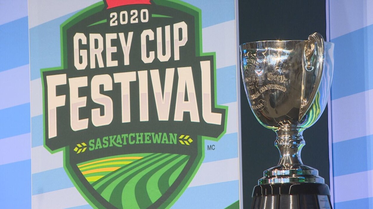 Le trophée de la Coupe Grey près d'une affiche disant Festival de la Coupe Grey 2020 Saskatchewan.