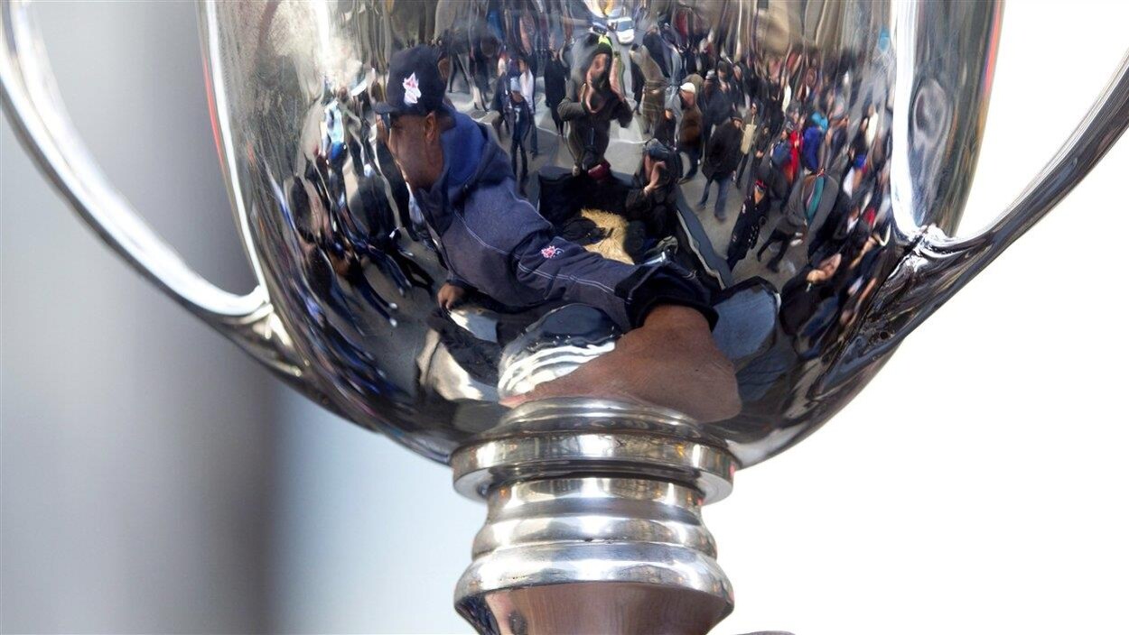 Jordan Younger tient la Coupe Grey. Jordan Younger tient la Coupe Grey.