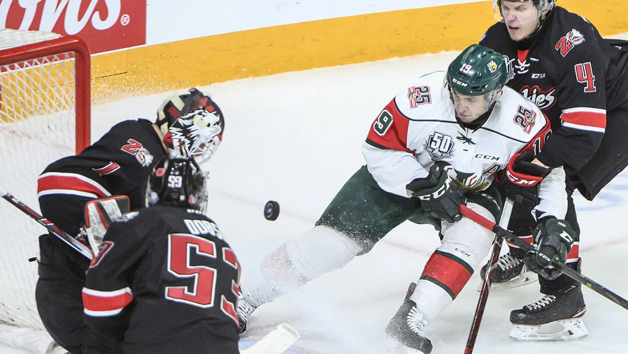 Benoît-Olivier Groulx, d'Halifax, tente de marquer un but dans le filet de Samuel Harvey, des Huskies de Rouyn-Noranda.