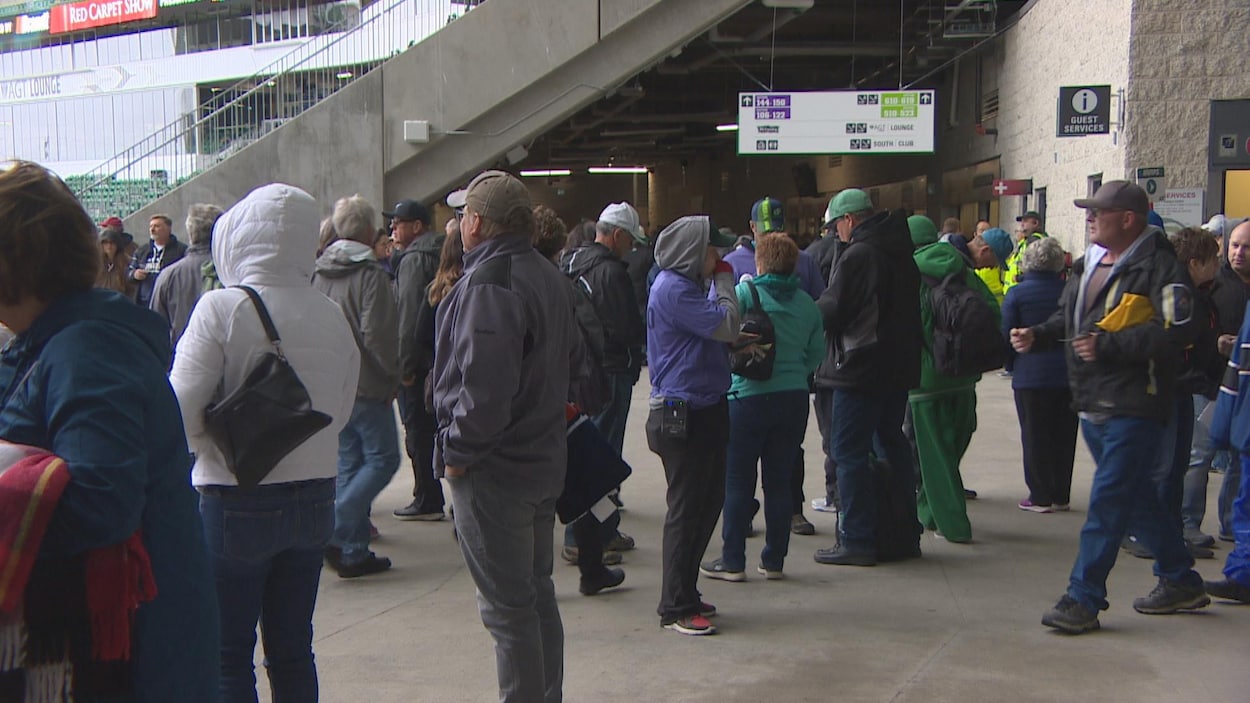 Des centaines d'amateurs de hockey junior marchent dans le stade Mosaic.