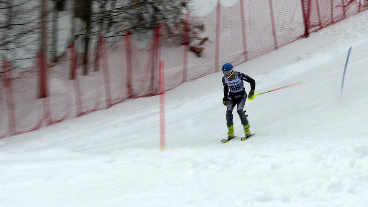 Un skieur dévale une pente.
