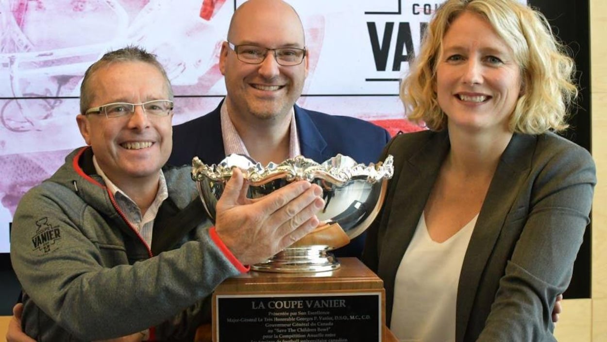 De gauche à droite, Christian Côté, président du comité organisateur de la Coupe Vanier, John Bower, directeur du marketing et des communications d'U Sports, Julie Dionne, directrice du service des activités sportives de l'Université Laval.