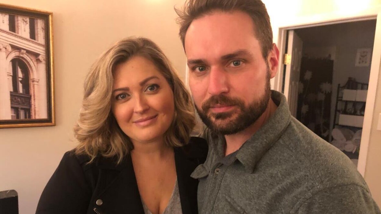 Une femme et un homme.