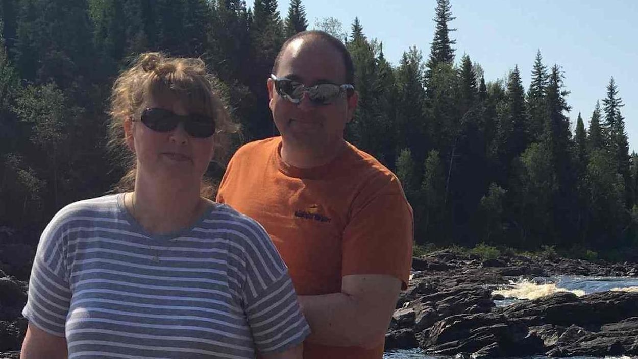 Jody et Nicole Blais sur le bord de l’eau.