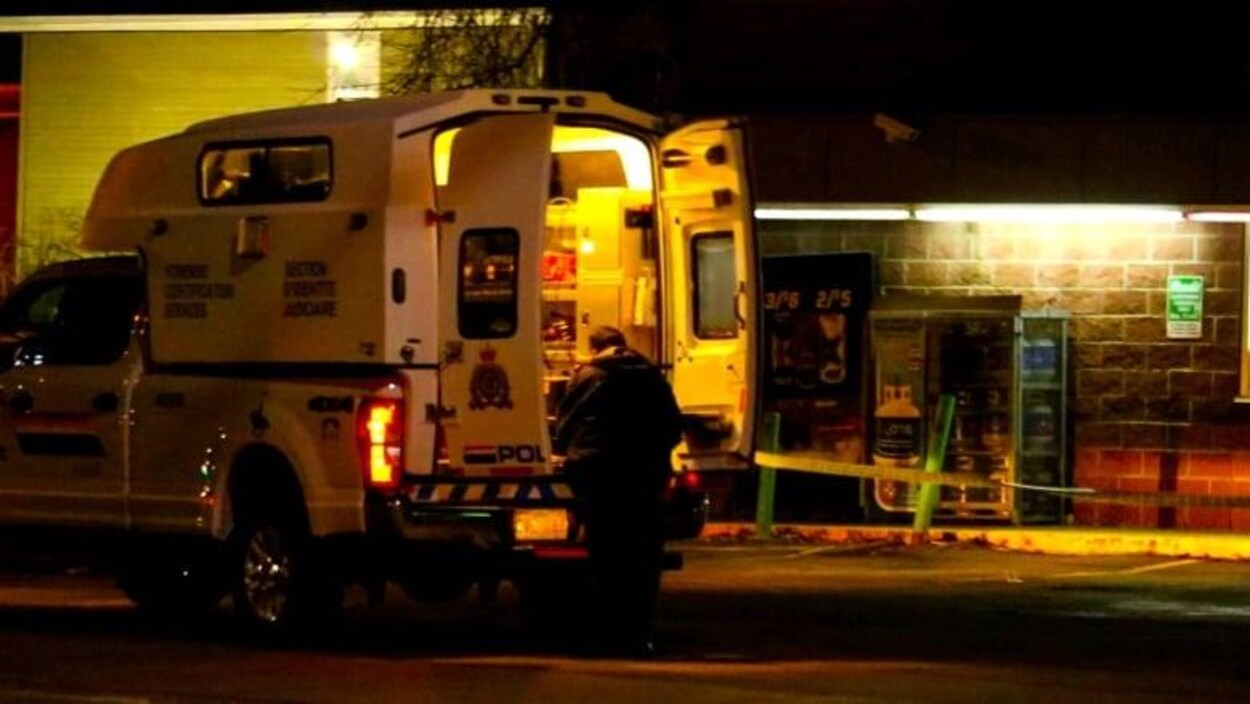 Des policiers examinent les lieux
