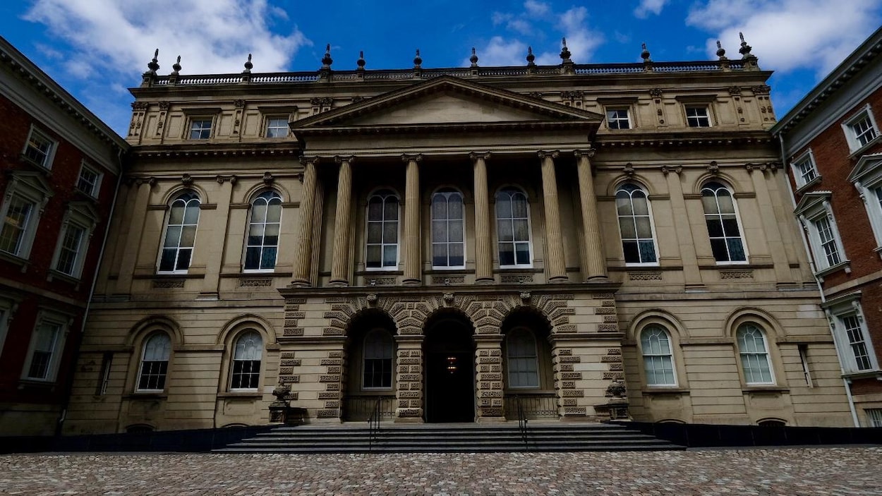 On voit la Cour d'appel de l'Ontario, le plus haut tribunal de la province où se tiennent les audiences sur le recours constitutionnel de l'Ontario.