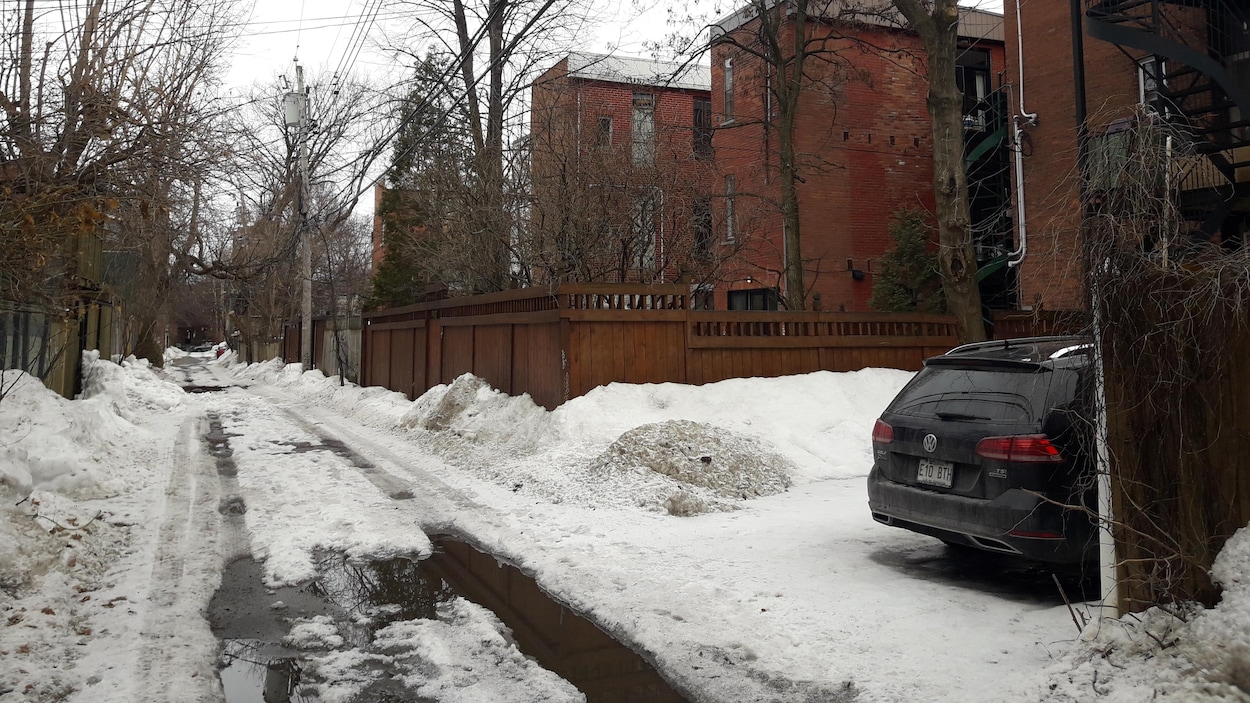 Une voiture est stationnée dans une ruelle de l'arrondissement du Plateau-Mont-Royal.