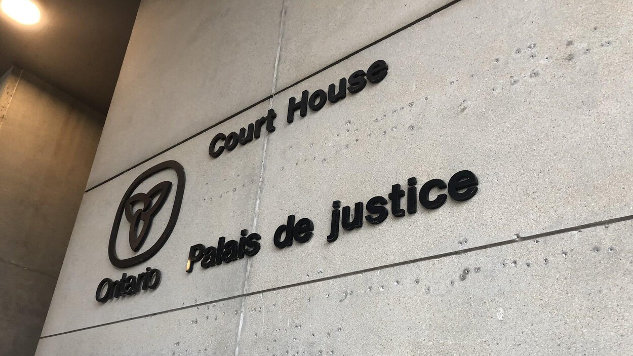 Un mur porte l'inscription « Palais de justice ».