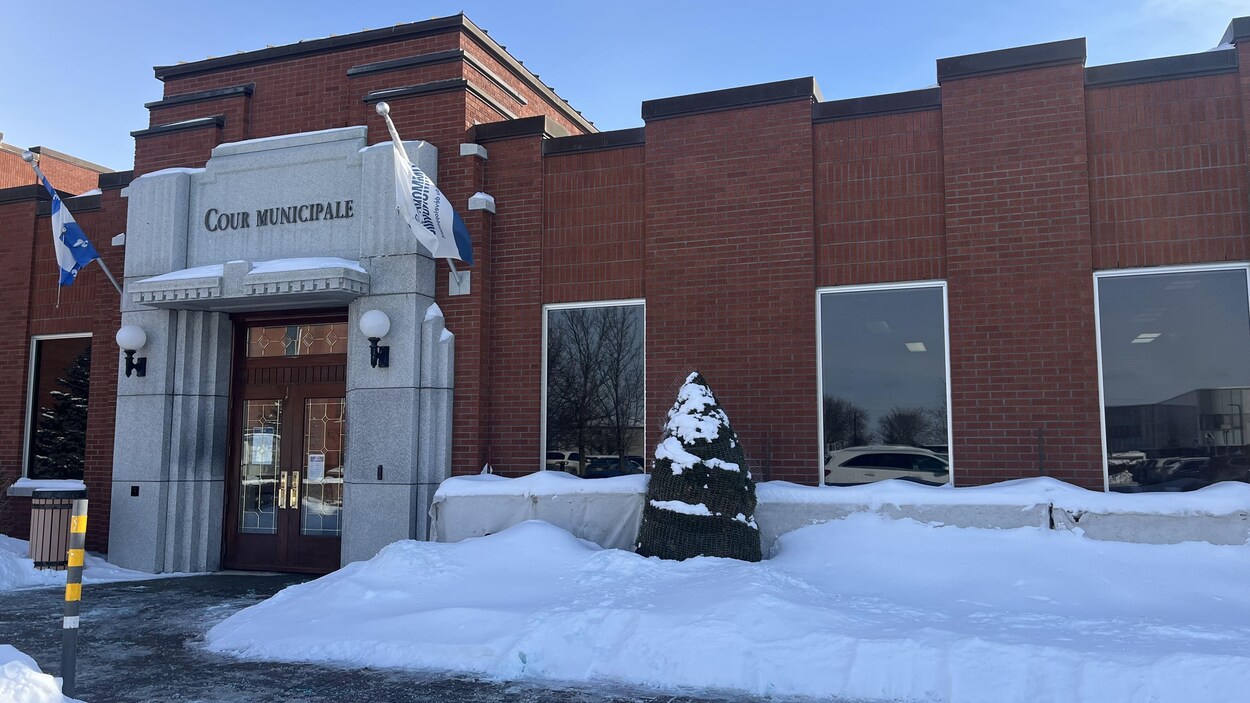 Canna-Culture devant la cour municipale pour des « odeurs de moufette »