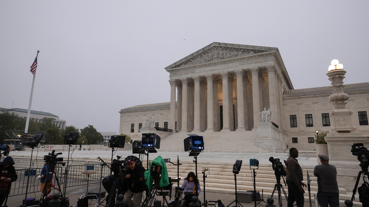 Plusieurs équipes de journalistes et de caméramans devant la Cour suprême des États-Unis. 