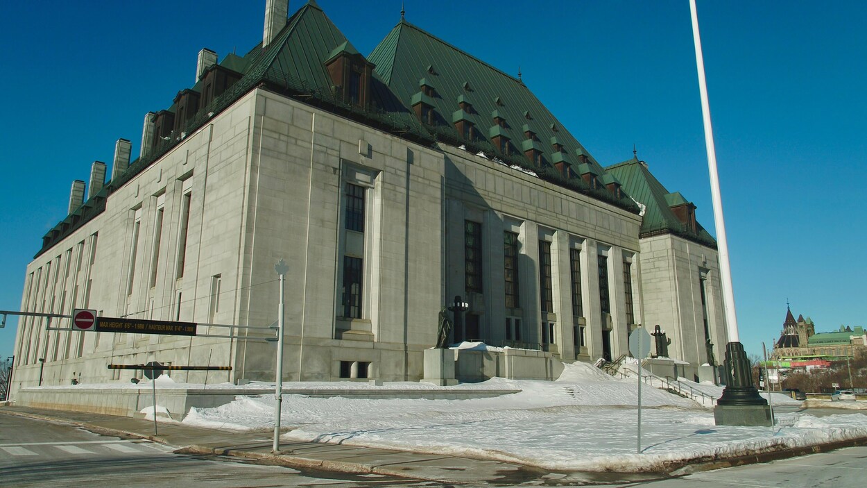 La façade de la Cour suprême du Canada en journée l'hiver.