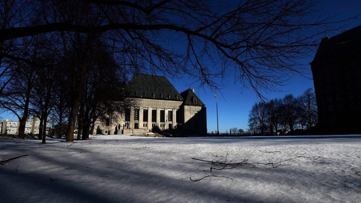 La Cour suprême du Canada en hiver sur fond de ciel indigo.