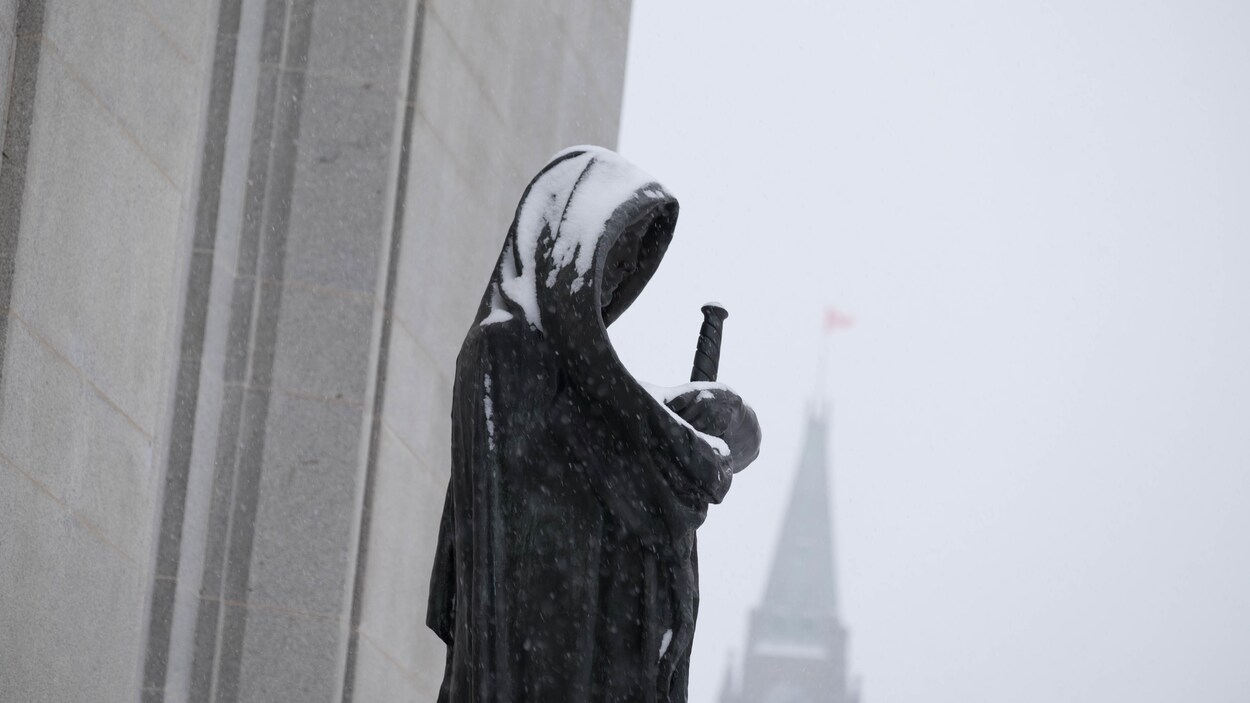 Vue sur une statue enneigée à l'exterieur de la Cour suprême du Canada Vue sur une statue enneigée à l'exterieur de la Cour suprême du Canada