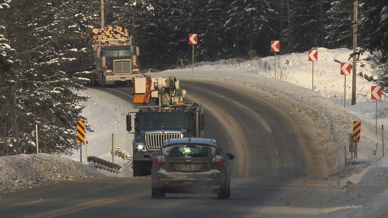 Camions et voiture circulant sur la voie