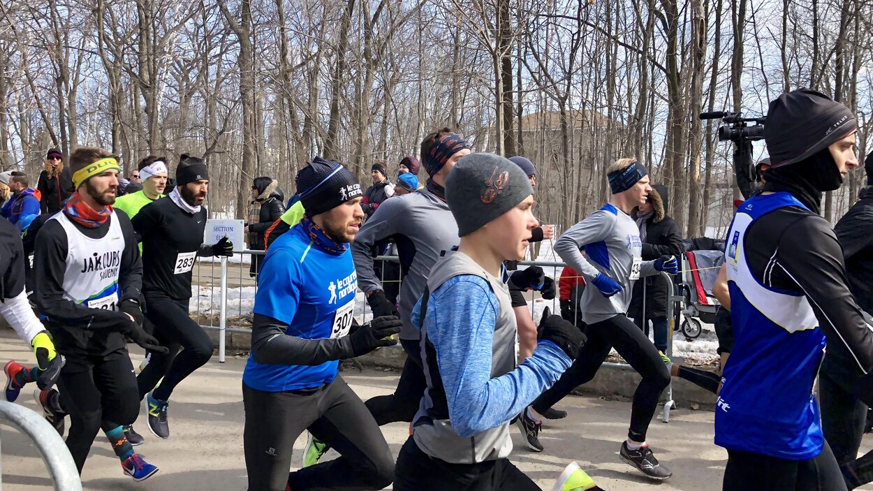 Des coureurs du Défi 5 km du printemps à l'Université Laval Des coureurs du Défi 5 km du printemps à l'Université Laval