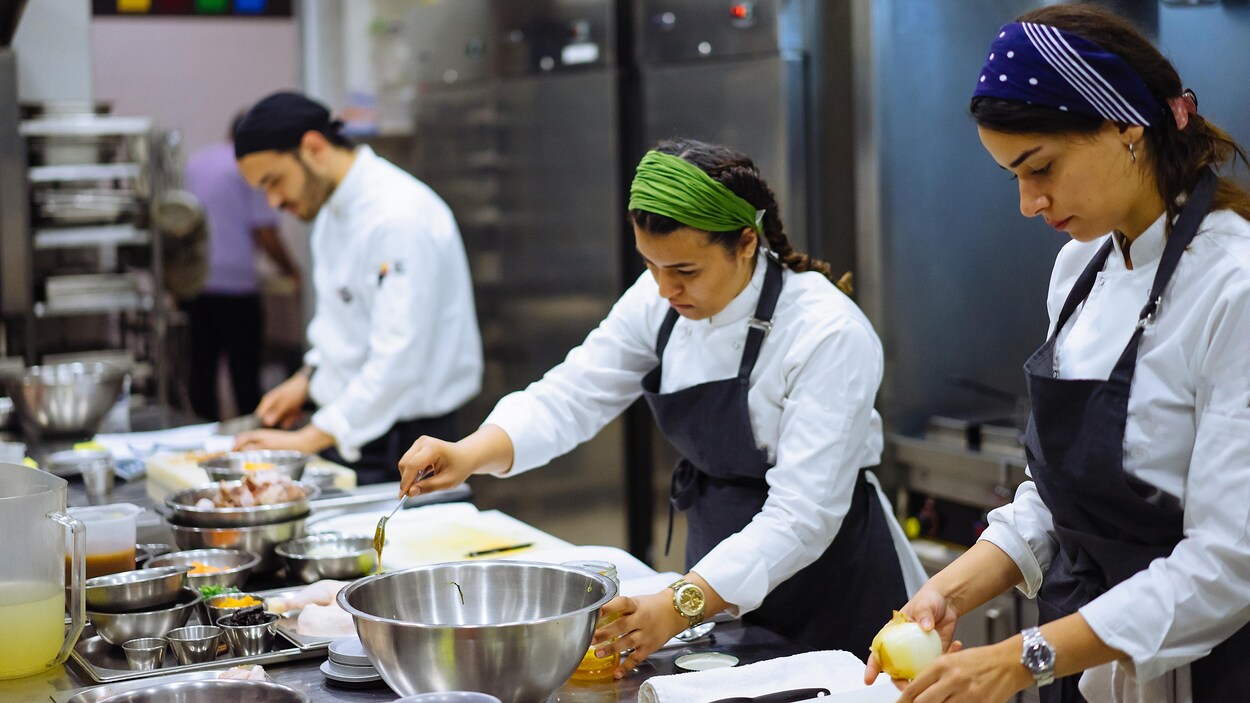 Des élèves d'un cours de cuisine.