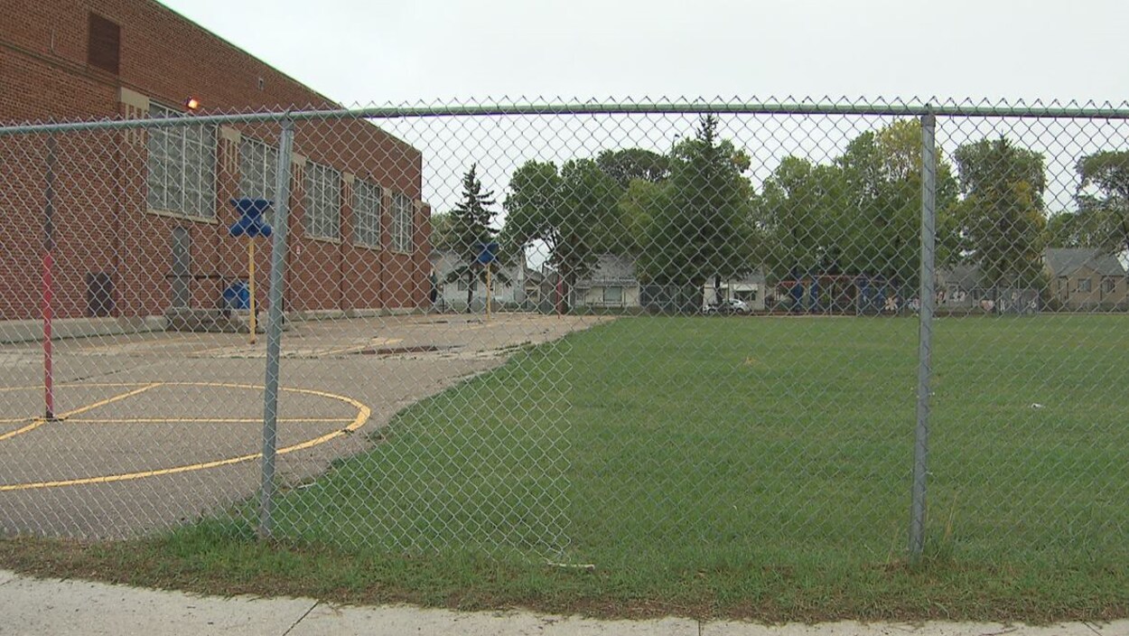 Une cour d'école.