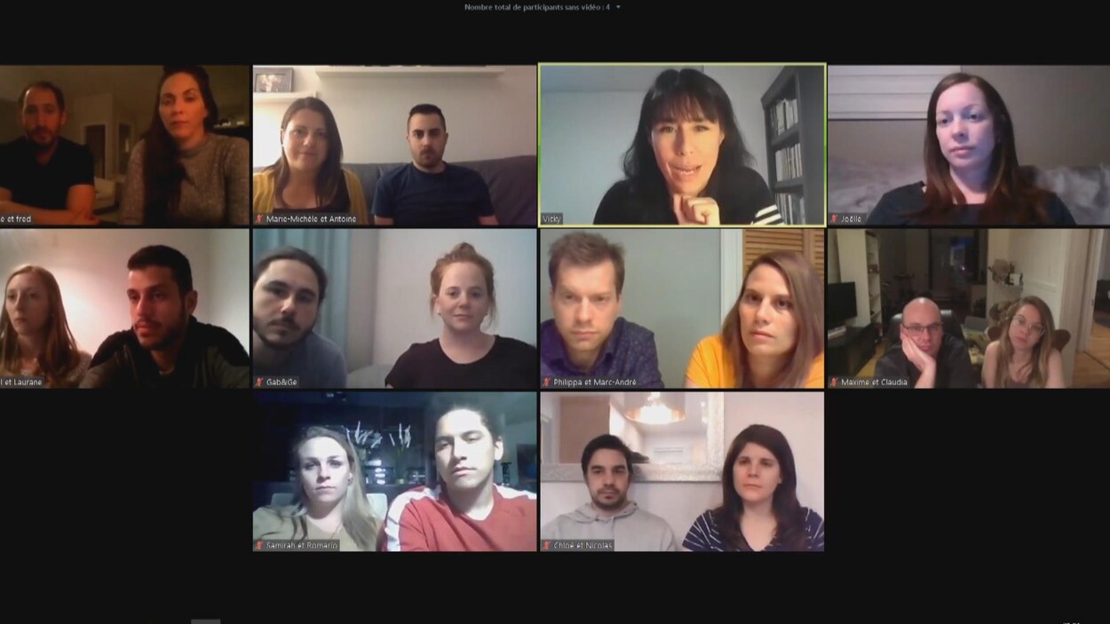 Écran divisé en 10 cases dans lesquelles ont voit 9 couples et la monitrice d'un cours prénatal virtuel.
