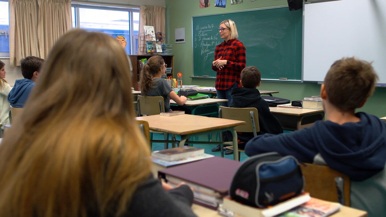 Plan large de l'enseignante Geneviève Beaudry et ses élèves de 2e secondaire