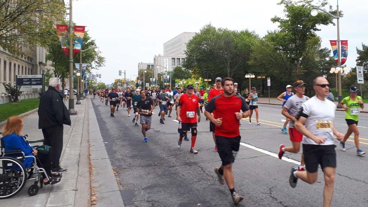 Des coureurs sur la rue Wellington à Ottawa.