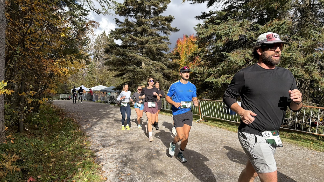 Des coureurs repoussent leurs limites à la première course Infinie Backyard