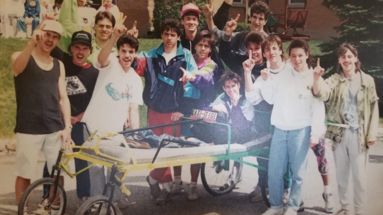Une photo d'archives des années 80 montre des participants réunis autour du lit monté sur des roues servant à faire la course.