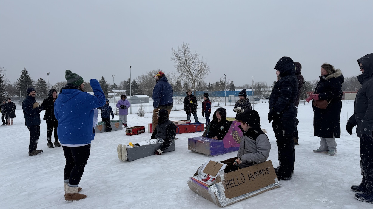Une course de luges en carton pour le jour de la Famille